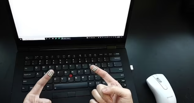 Дослідники винайшли переносну зарядку для телефону, яка бере енергію з тіла людини - фото 468310