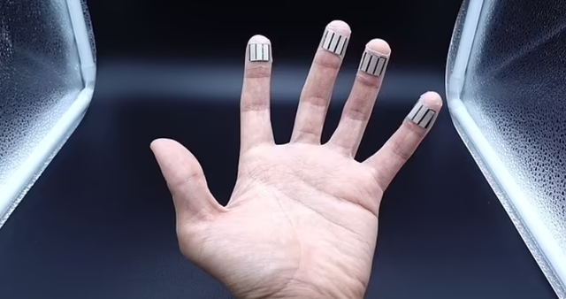 Дослідники винайшли переносну зарядку для телефону, яка бере енергію з тіла людини - фото 468312