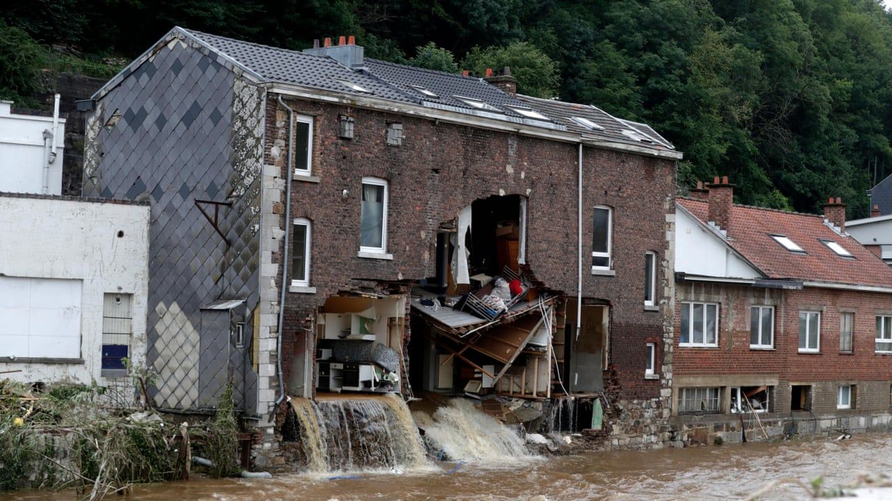 У Бельгії у прямому ефірі будинок розвалився через негоду - фото 1