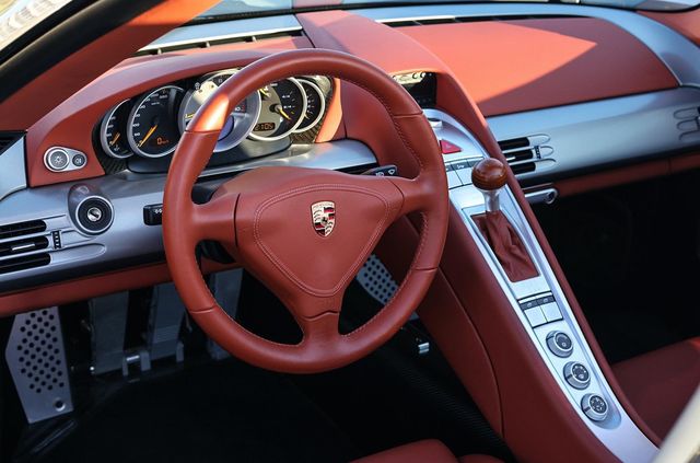 Porsche Carrera GT колишнього чемпіона Формули-1 продали на аукціоні - фото 469015