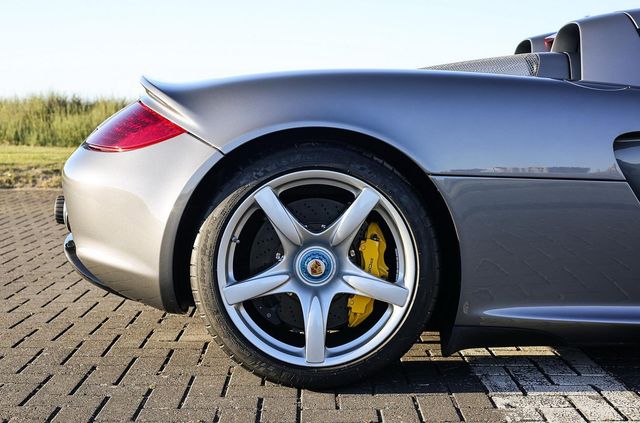 Porsche Carrera GT колишнього чемпіона Формули-1 продали на аукціоні - фото 469016