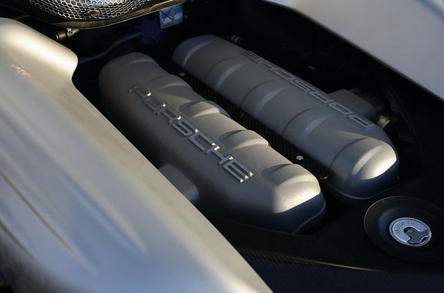 Porsche Carrera GT колишнього чемпіона Формули-1 продали на аукціоні - фото 469017