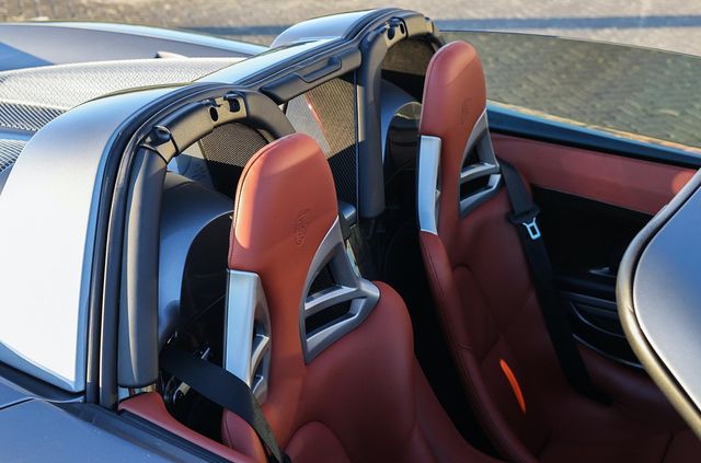 Porsche Carrera GT колишнього чемпіона Формули-1 продали на аукціоні - фото 469019