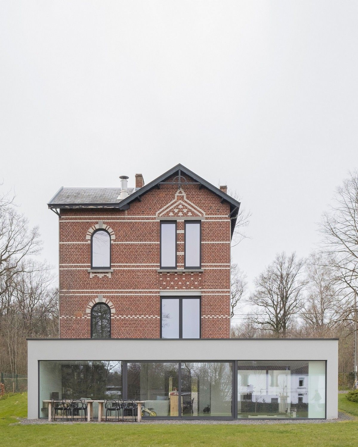 Стареньку віллу в Бельгії перетворили у сучасний дім мрії (фото)