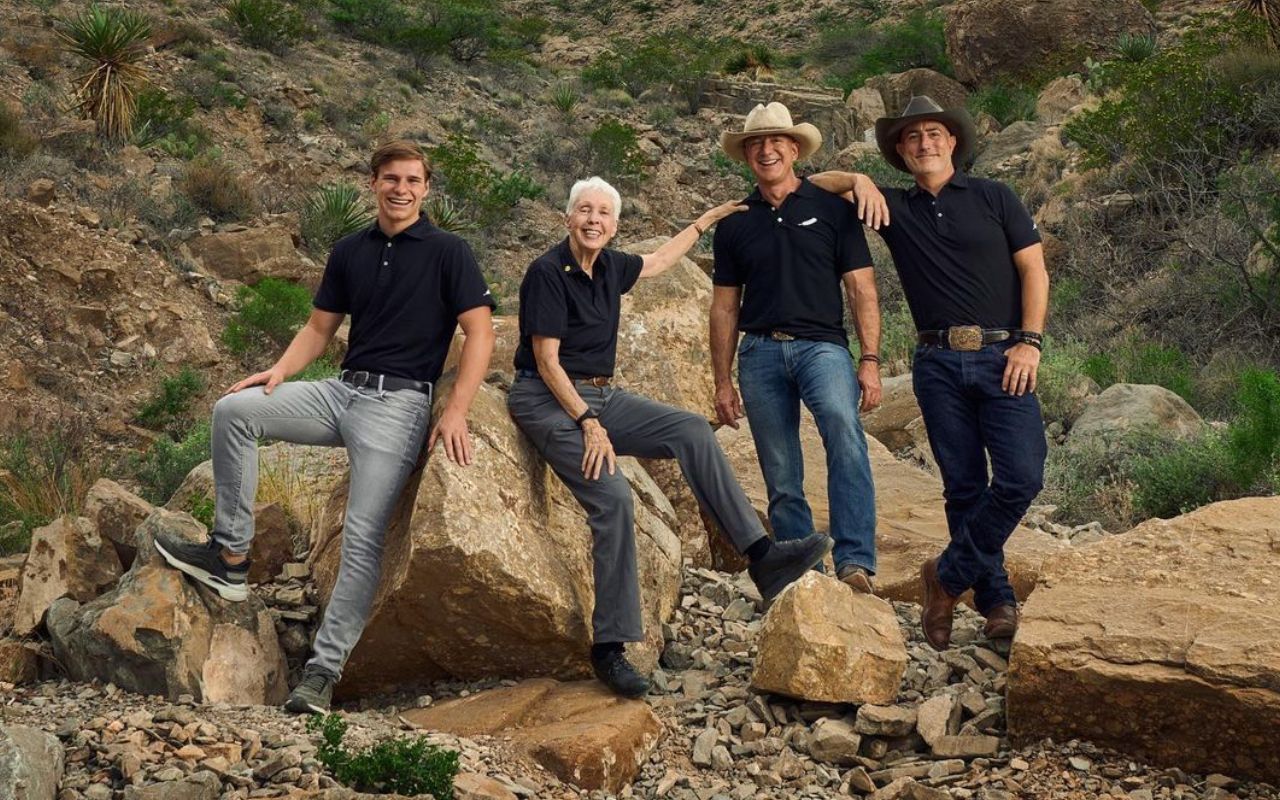 Джефф Безос здійснив політ у космос на кораблі своєї компанії Blue Origin: відео