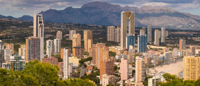 В Іспанії завершили будівництво найвищого житлового будинку у Європі: фотофакт - фото 469147