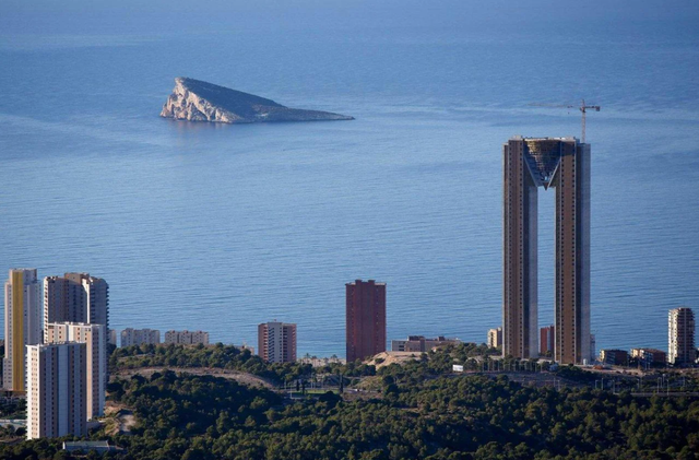 В Іспанії завершили будівництво найвищого житлового будинку у Європі: фотофакт - фото 469148