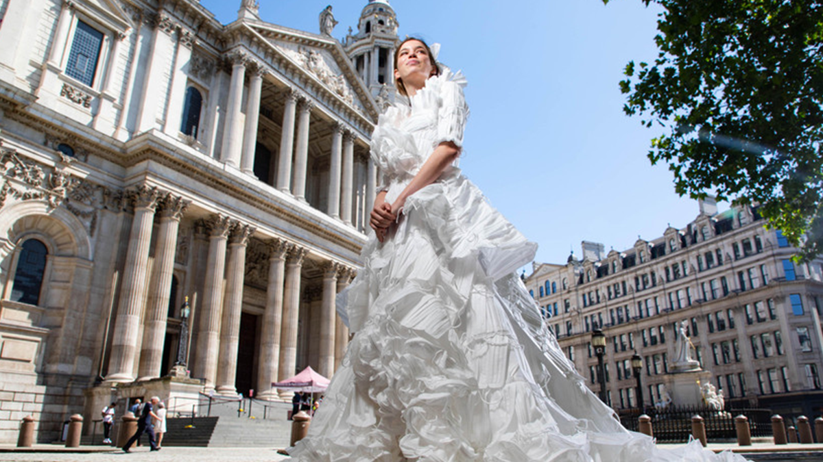 Весільна сукня з захисних масок - фото 1