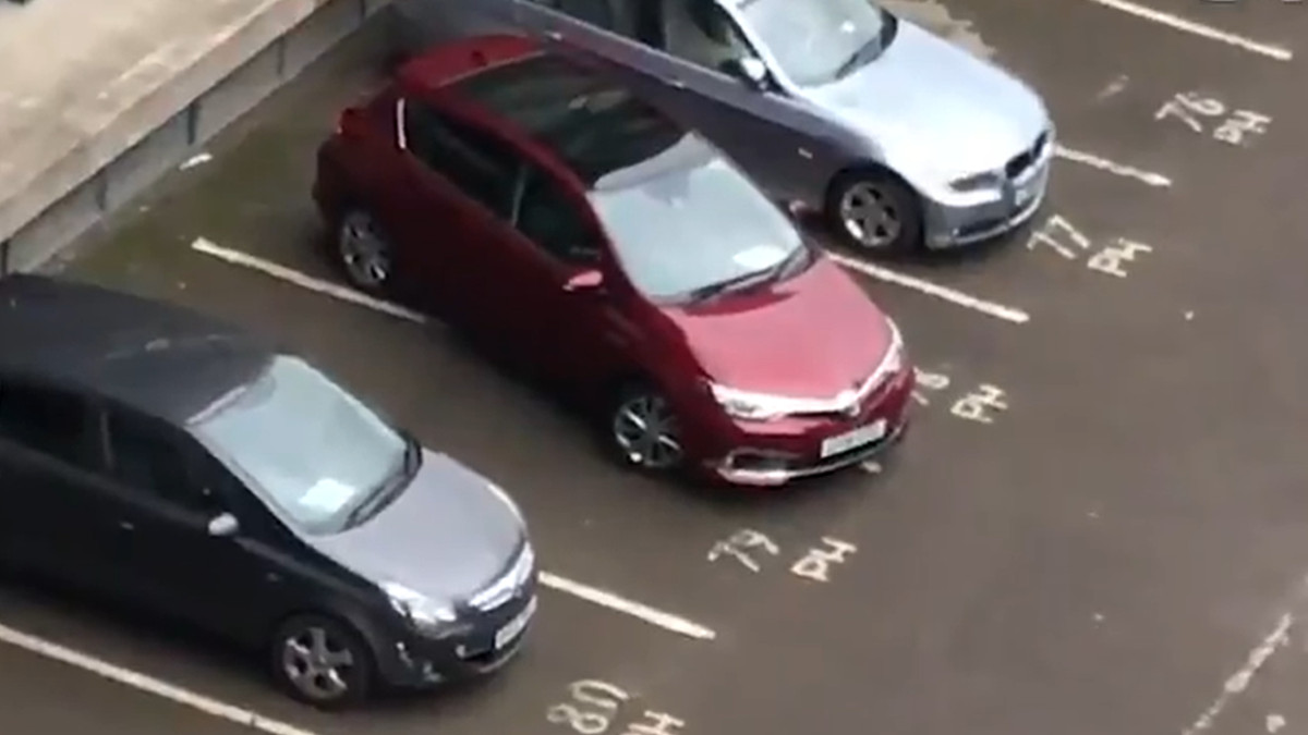 Невмілому водієві знадобилося майже 10 хвилин, щоб припаркувати машину: епічне відео - фото 1