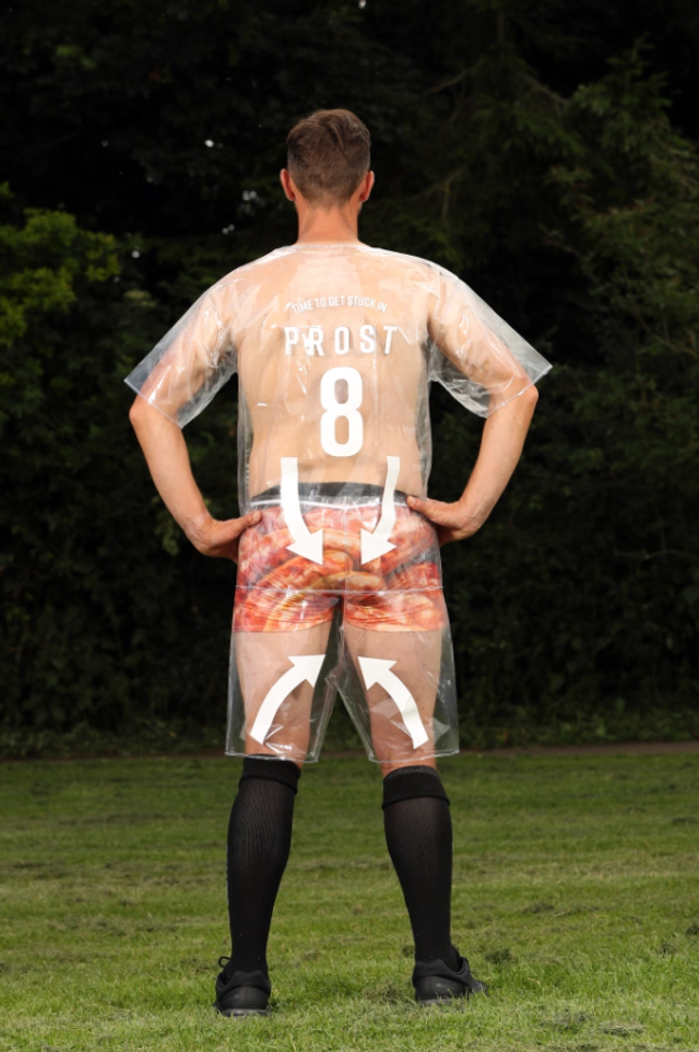 В Англії футбольний клуб представив першу в історії прозору форму - фото 469344