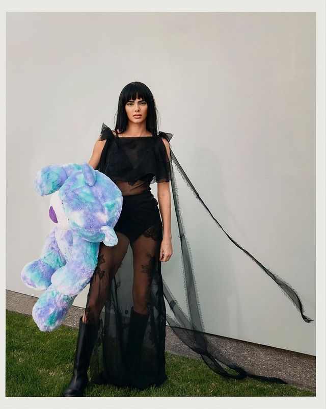 Розкішна Кендалл Дженнер знялася для іспанського глянцю і вразила ефектними образами - фото 469439