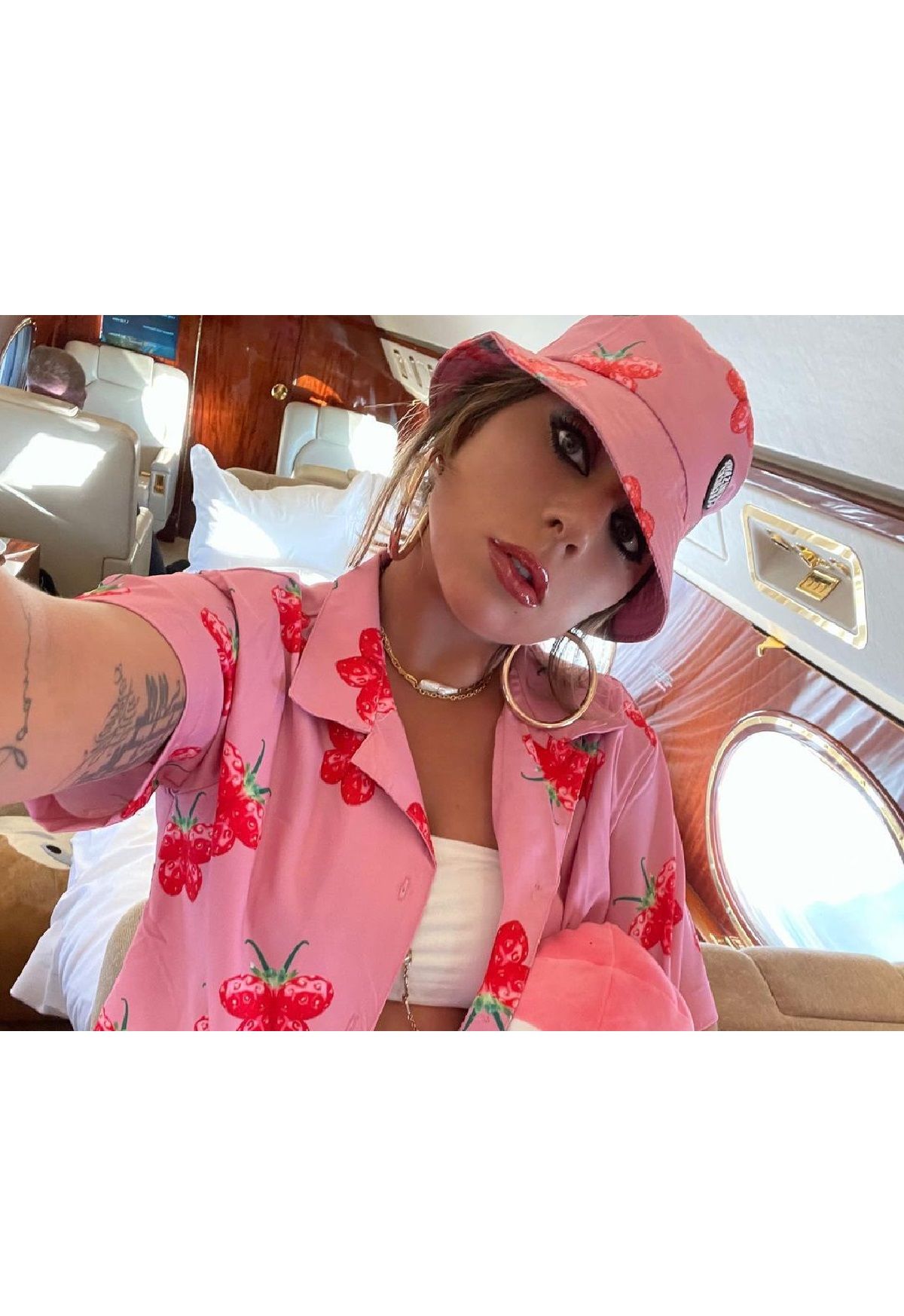 Надто спекотно: Леді Гага засвітила струнку фігуру (відео)