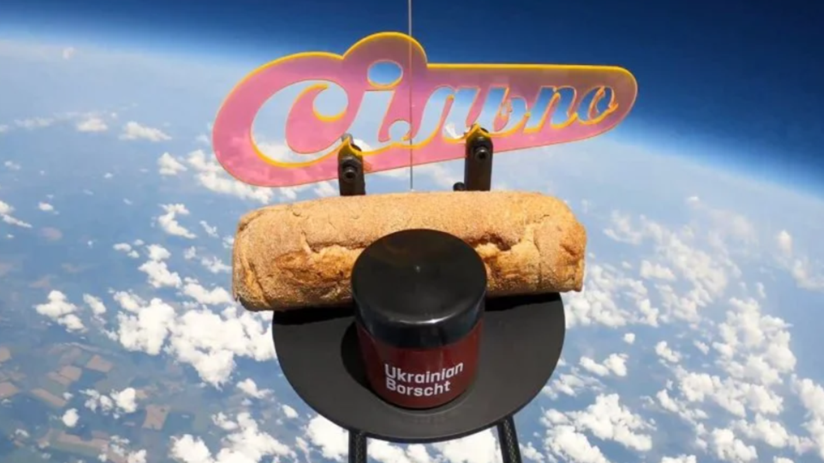 Українська страва випередила Джеффа Безоса: борщ з багетом запустили у стратосферу (відео)