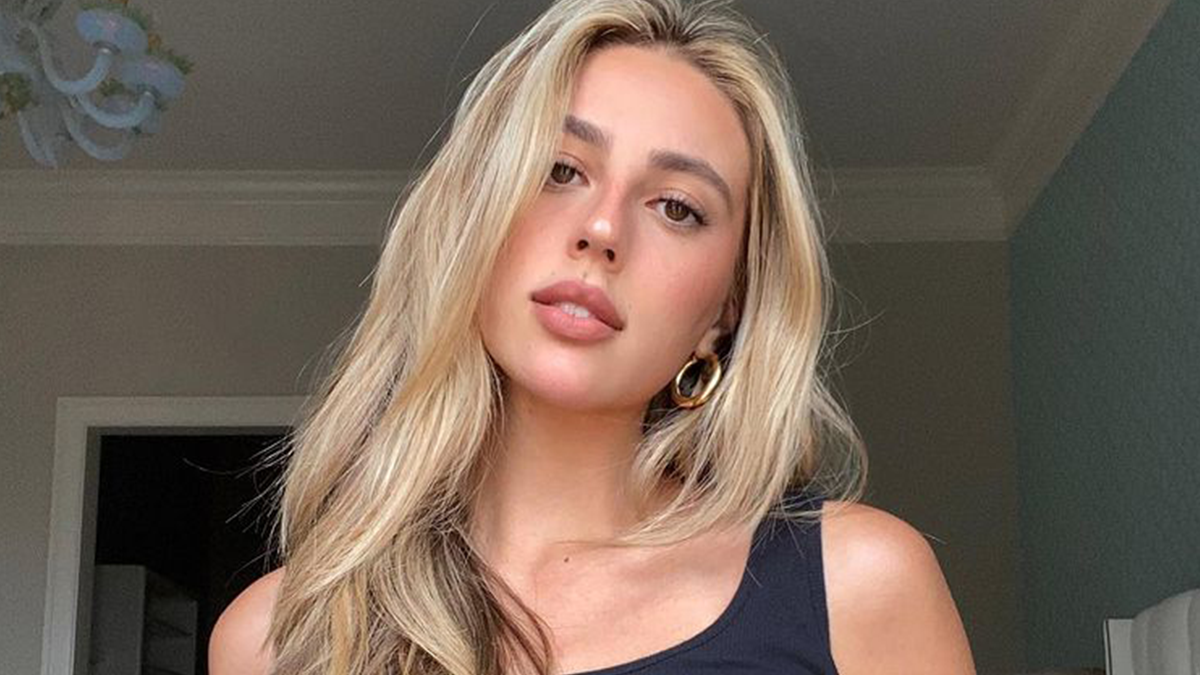 Дочка Сталлоне спокусила мережу знімками у зухвалому короткому платті