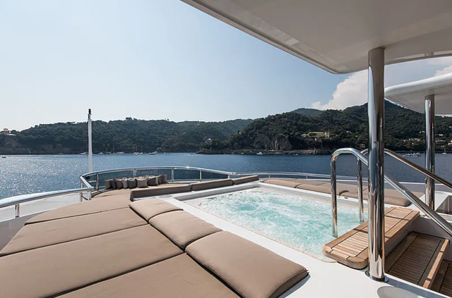 Том Круз відпочиває на розкішній величезній яхті: дивіться, як вона виглядає зсередини - фото 469548