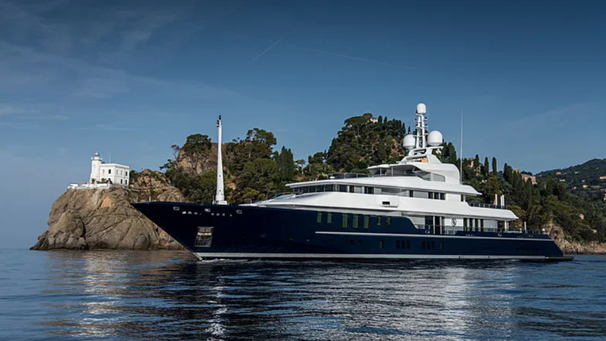 Том Круз відпочиває на розкішній величезній яхті: дивіться, як вона виглядає зсередини