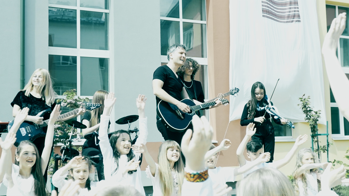 Віктор Винник – Я з України: соліст гурту МЕРІ переспівав з дітьми патріотичний хіт