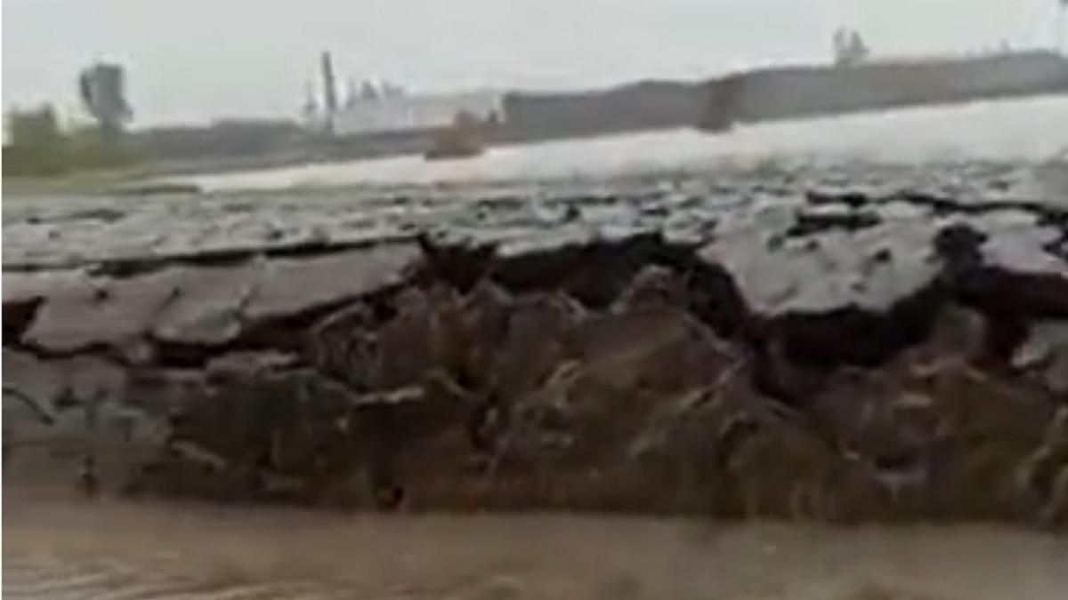 В Індії раптово виринула земля з-під води: рідкісний природний феномен потрапив на відео