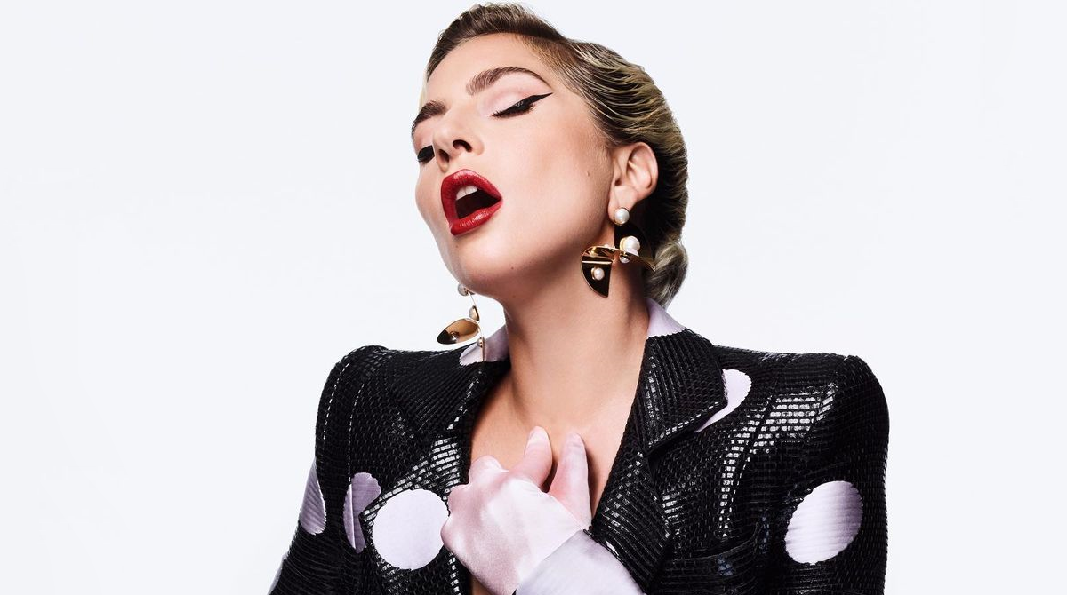 Справжня леді: співачка Леді Гага показала три розкішних образи