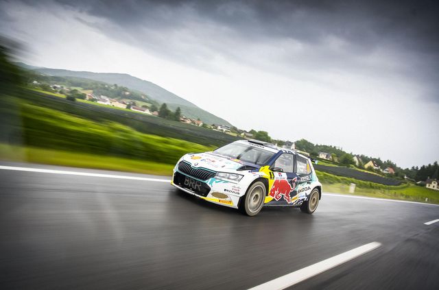 Skoda представила електричну Fabia: вона одразу зайняла призове місце в класі Rally2 - фото 469699