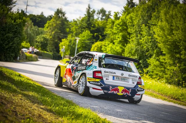 Skoda представила електричну Fabia: вона одразу зайняла призове місце в класі Rally2 - фото 469700