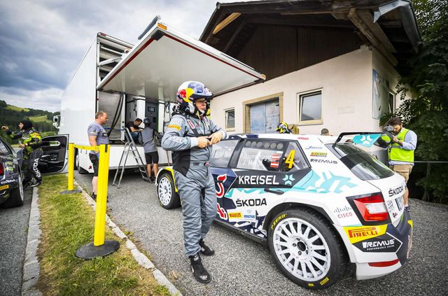 Skoda представила електричну Fabia: вона одразу зайняла призове місце в класі Rally2 - фото 469702