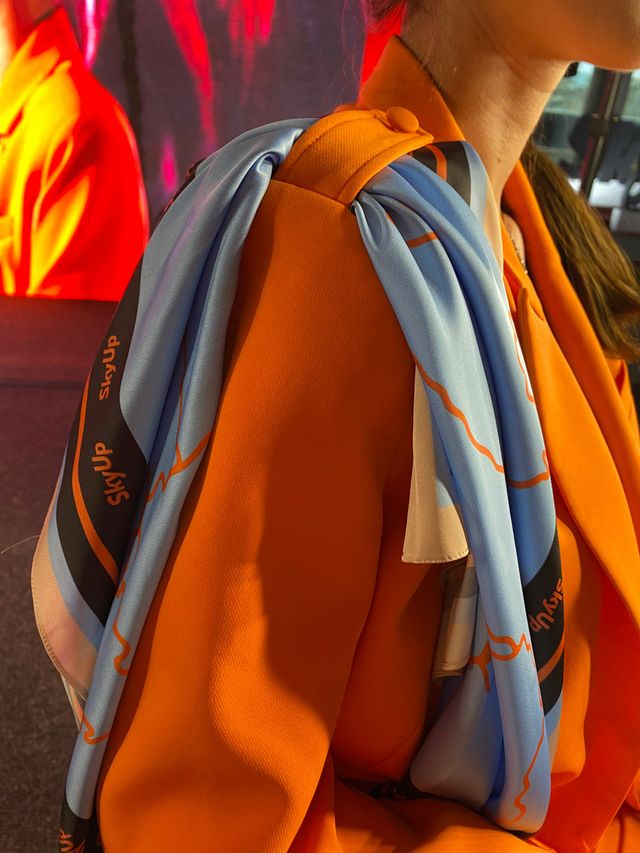 Більше ніяких спідниць та підборів: бортпровідницям SkyUp оновили форму - фото 469713