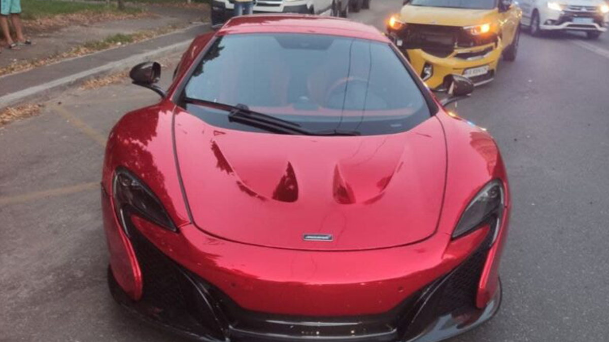 Одна з найдорожчих ДТП в історії країни: на відео потрапив момент аварії McLaren у Києві