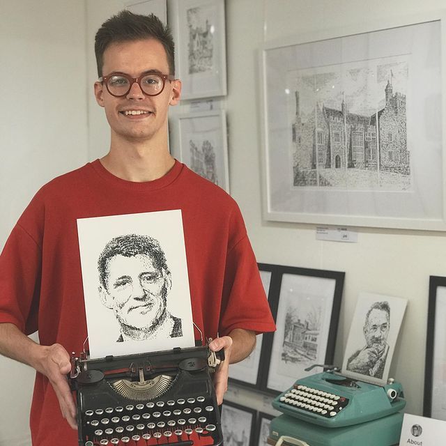 Британець малює неймовірні картини на старій друкарській машинці: вражаюча фотодобірка - фото 469884