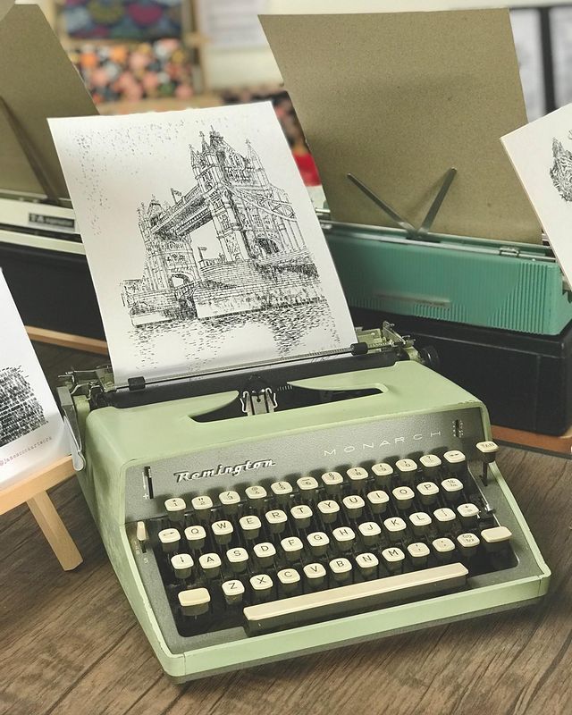 Британець малює неймовірні картини на старій друкарській машинці: вражаюча фотодобірка - фото 469885