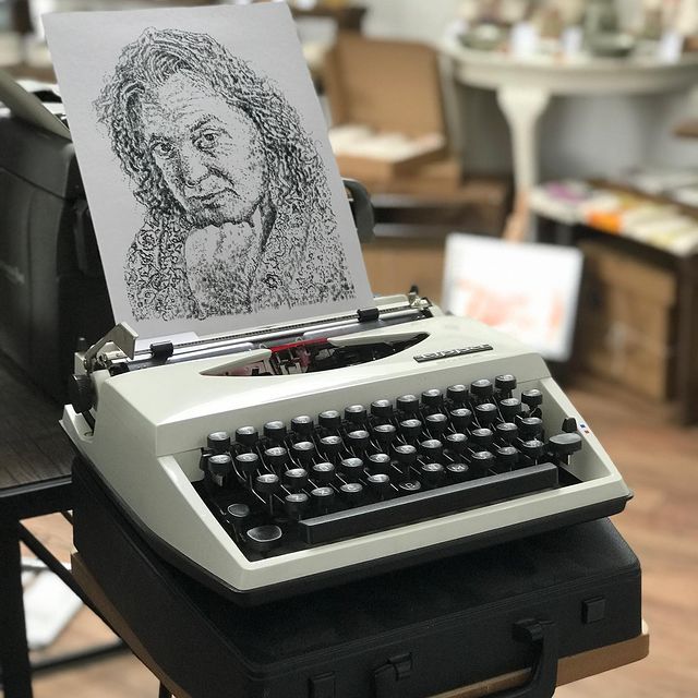 Британець малює неймовірні картини на старій друкарській машинці: вражаюча фотодобірка - фото 469888