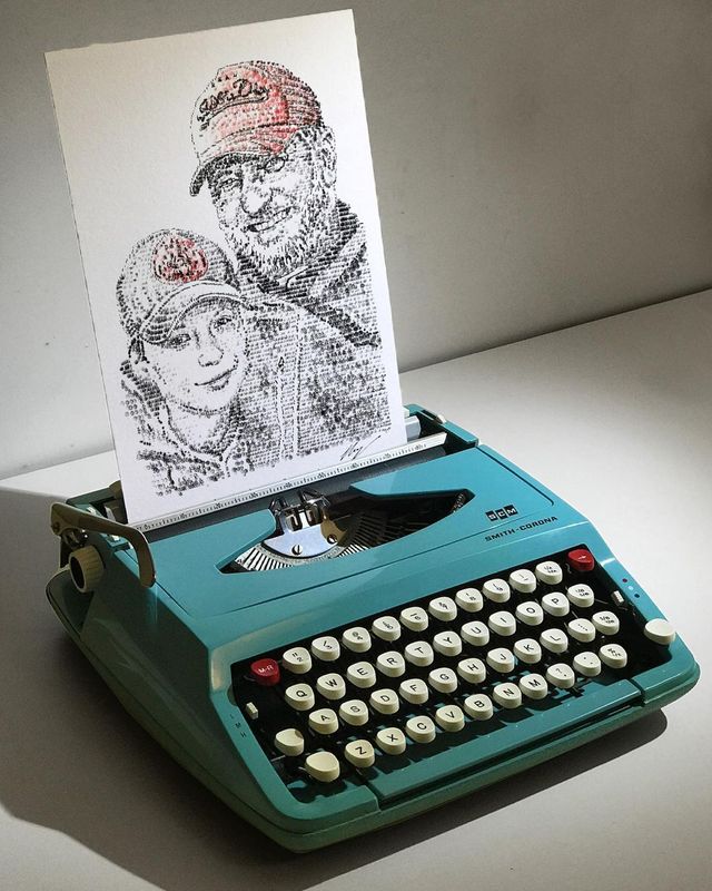 Британець малює неймовірні картини на старій друкарській машинці: вражаюча фотодобірка - фото 469891