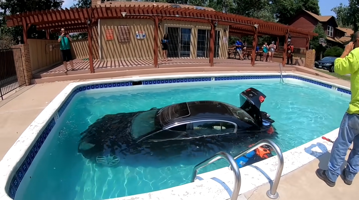 Підліток випадково втопив Infiniti G37 в басейні: дивіться, як рятували автомобіль