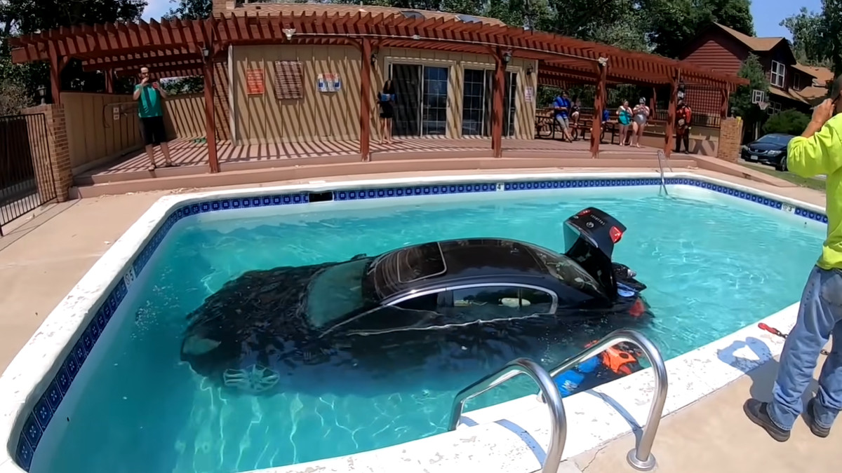 Підліток випадково втопив Infiniti G37 в басейні: дивіться, як рятували автомобіль - фото 1