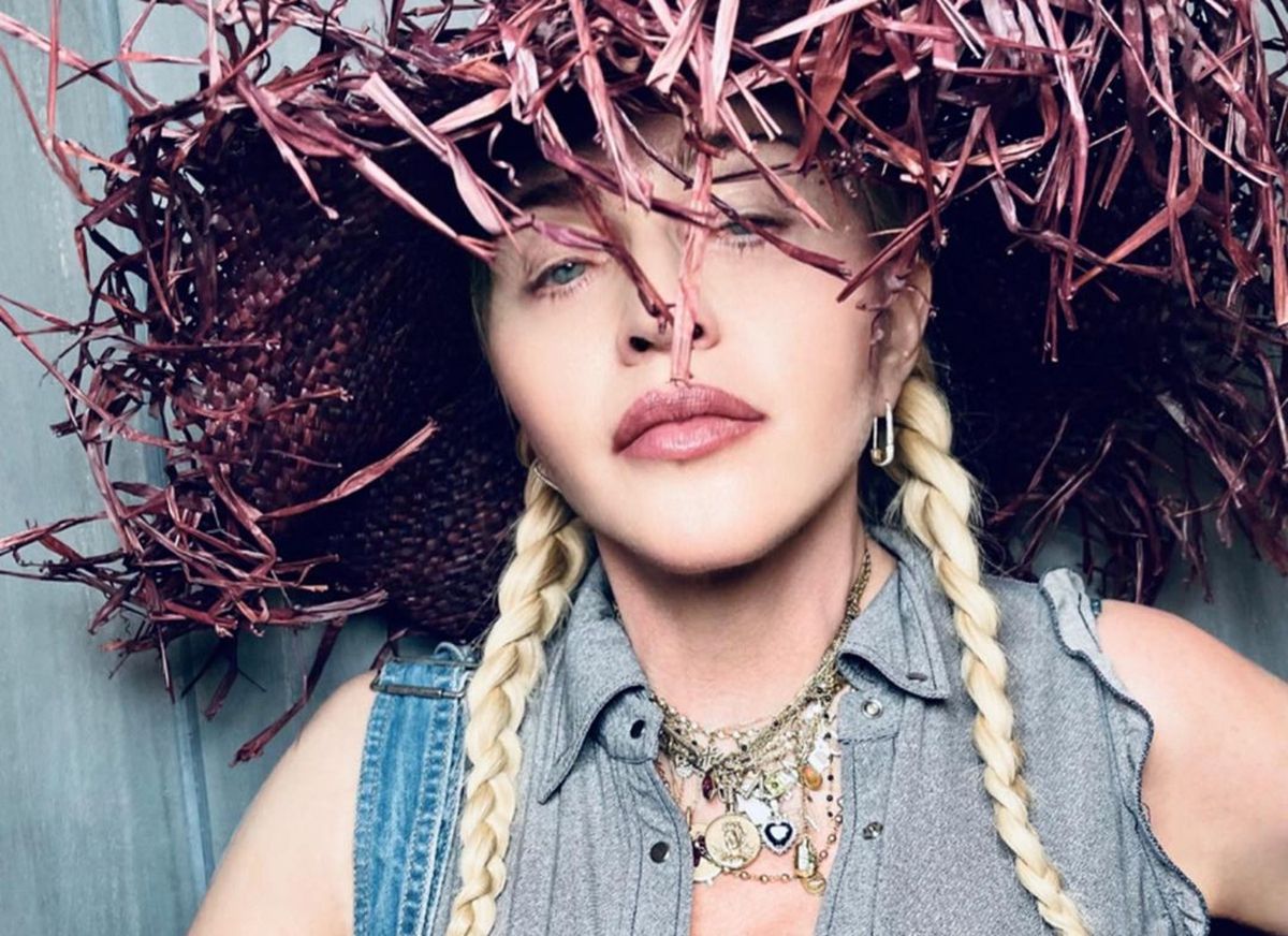 Різко помолоділа Мадонна позувала у мінішортах