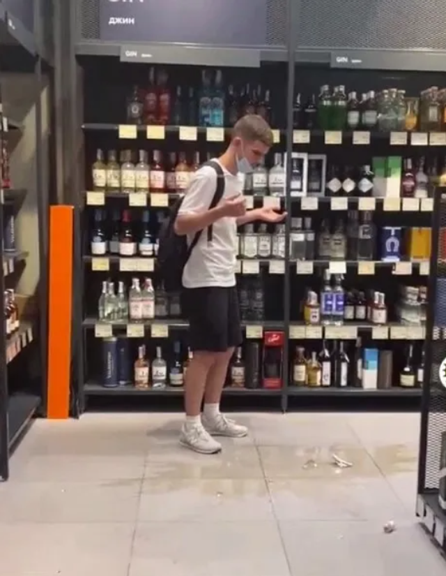 У Києві блогер заради відео розбив віскі за 205 тисяч гривень - фото 469978