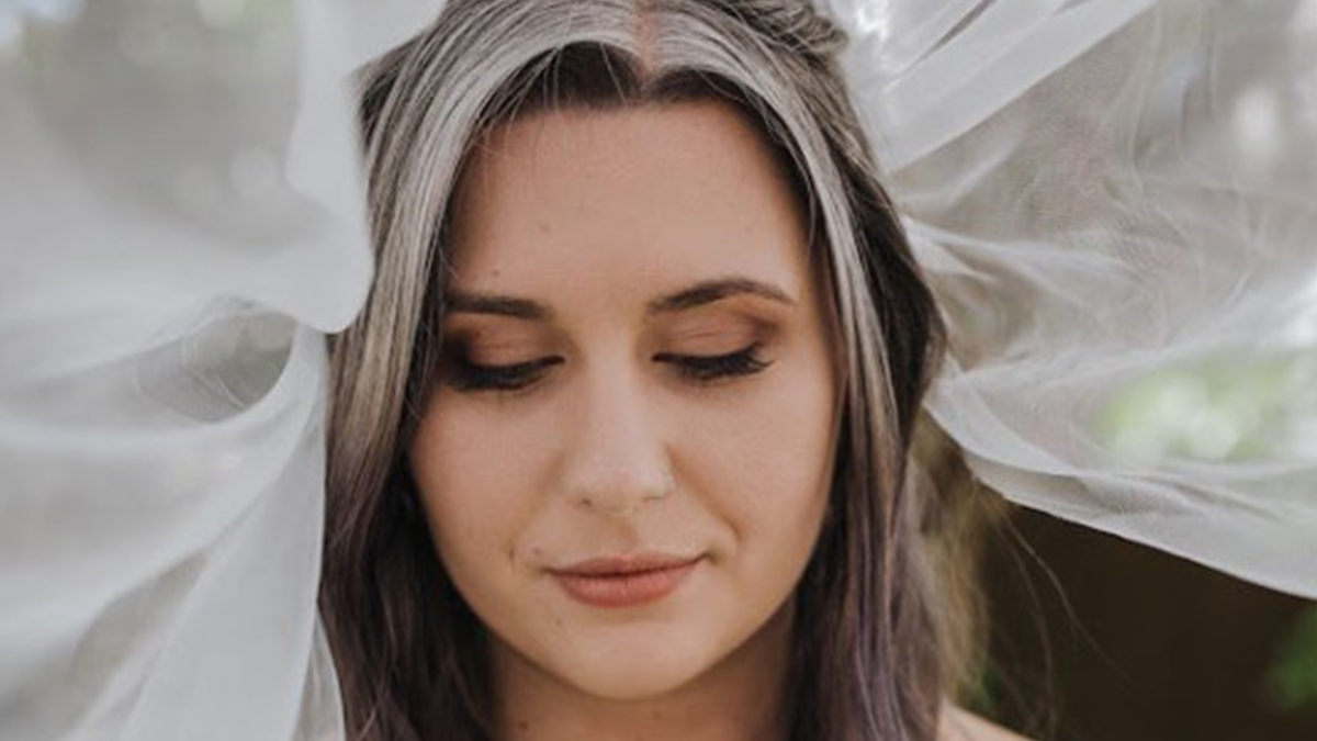 Дівчина, яка почали сивіти у 13, перестала фарбувати волосся: як вона виглядає зараз