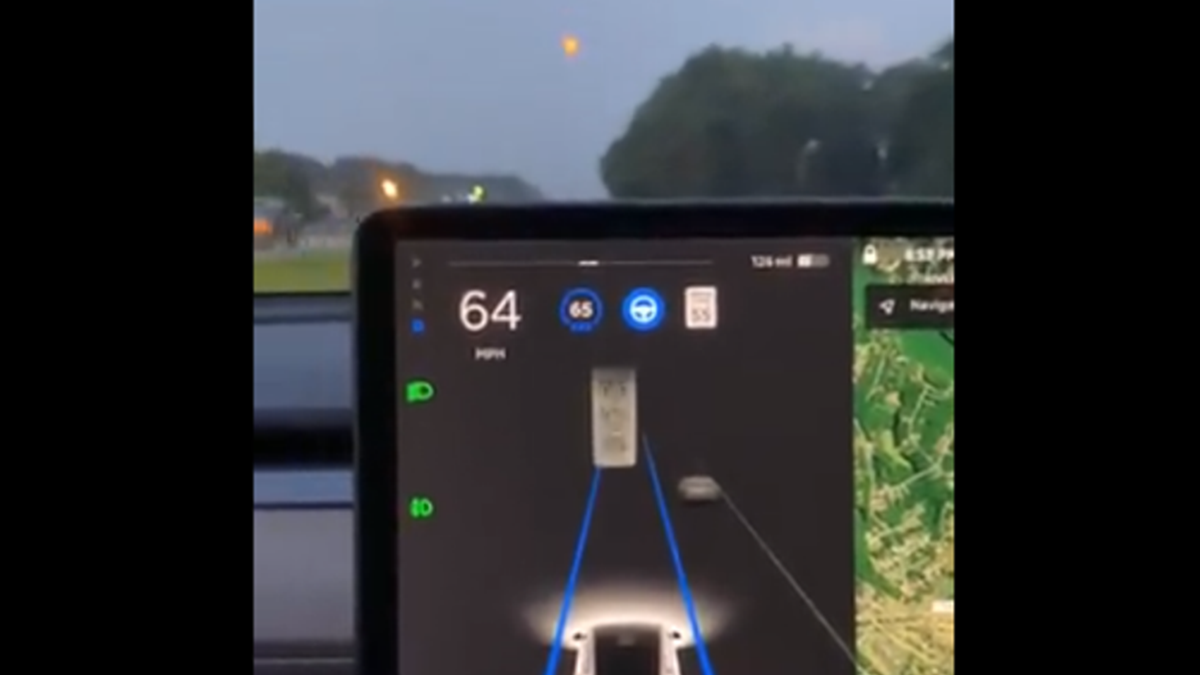 Автопілот електромобіля Tesla переплутав Місяць зі світлофором: відео - фото 1