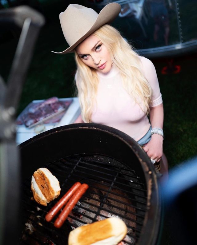 Розкута Мадонна вразила мережу зухвалими знімками у коротких шортах - фото 470020