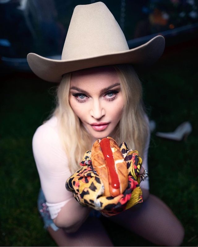 Розкута Мадонна вразила мережу зухвалими знімками у коротких шортах - фото 470021