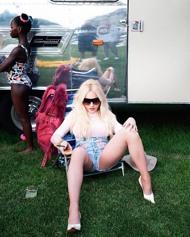 Розкута Мадонна вразила мережу зухвалими знімками у коротких шортах - фото 470023