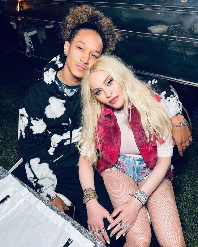 Розкута Мадонна вразила мережу зухвалими знімками у коротких шортах - фото 470024