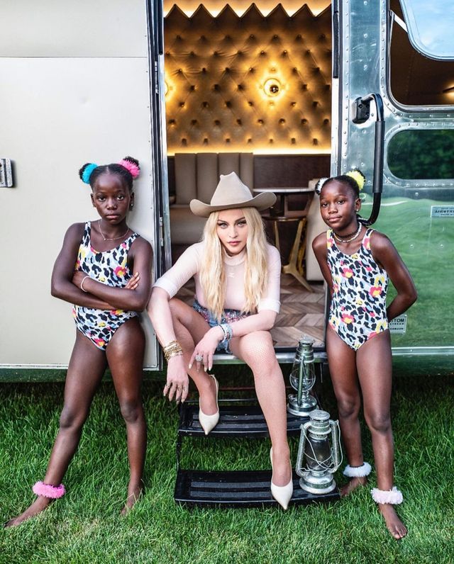 Розкута Мадонна вразила мережу зухвалими знімками у коротких шортах - фото 470026