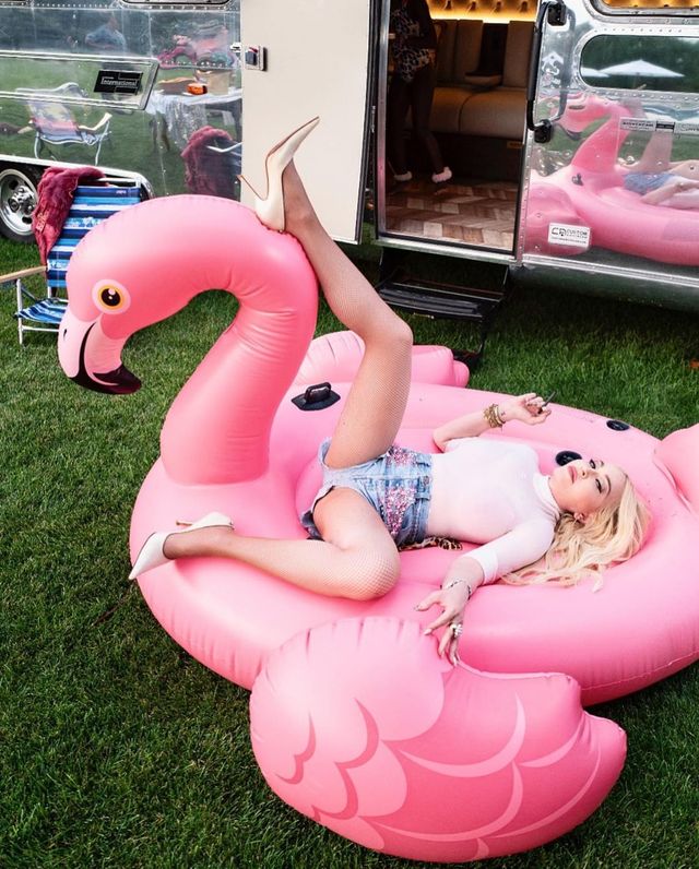 Розкута Мадонна вразила мережу зухвалими знімками у коротких шортах - фото 470027