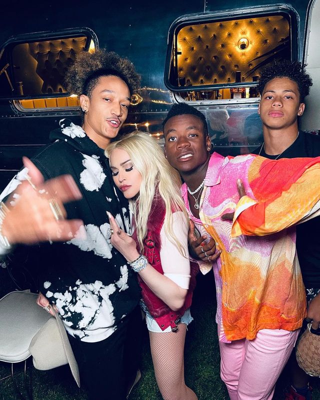 Розкута Мадонна вразила мережу зухвалими знімками у коротких шортах - фото 470028