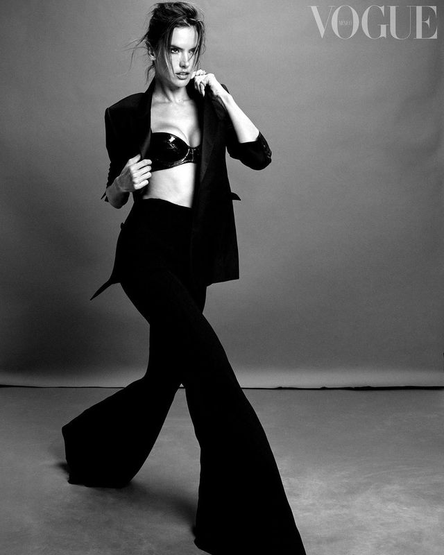 40-річна Алессандра Амброзіо вразила новою фотосесією (18+) - фото 470055