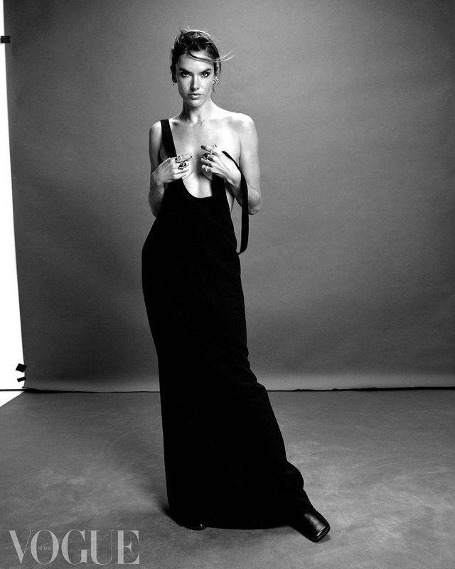 40-річна Алессандра Амброзіо вразила новою фотосесією (18+) - фото 470059