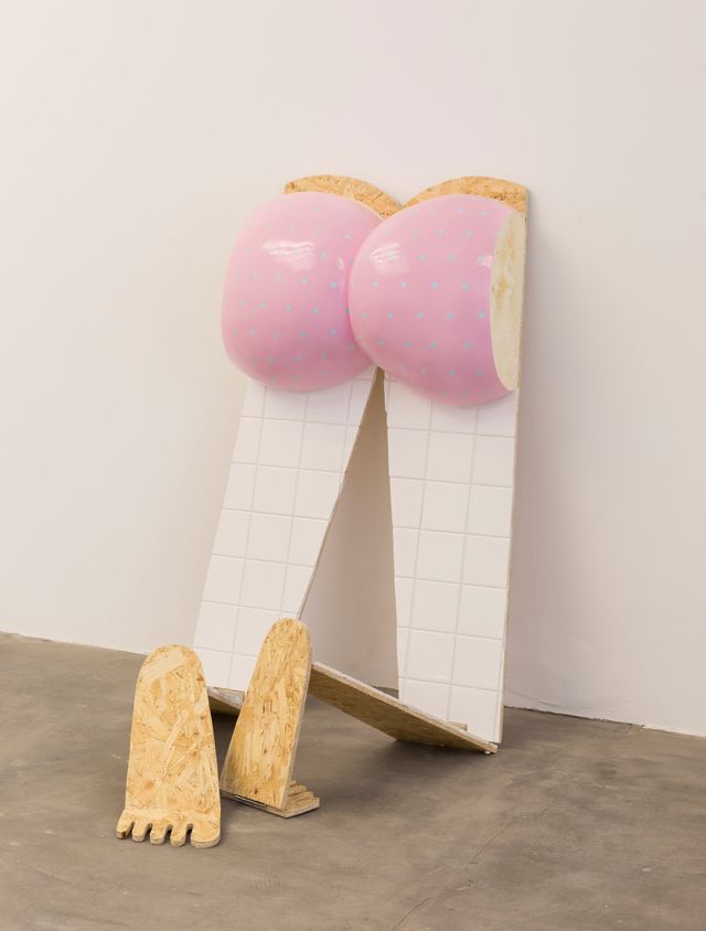 Британські митці зібрали виставку, яка присвячена сідницям: дивіться фото робіт - фото 470229