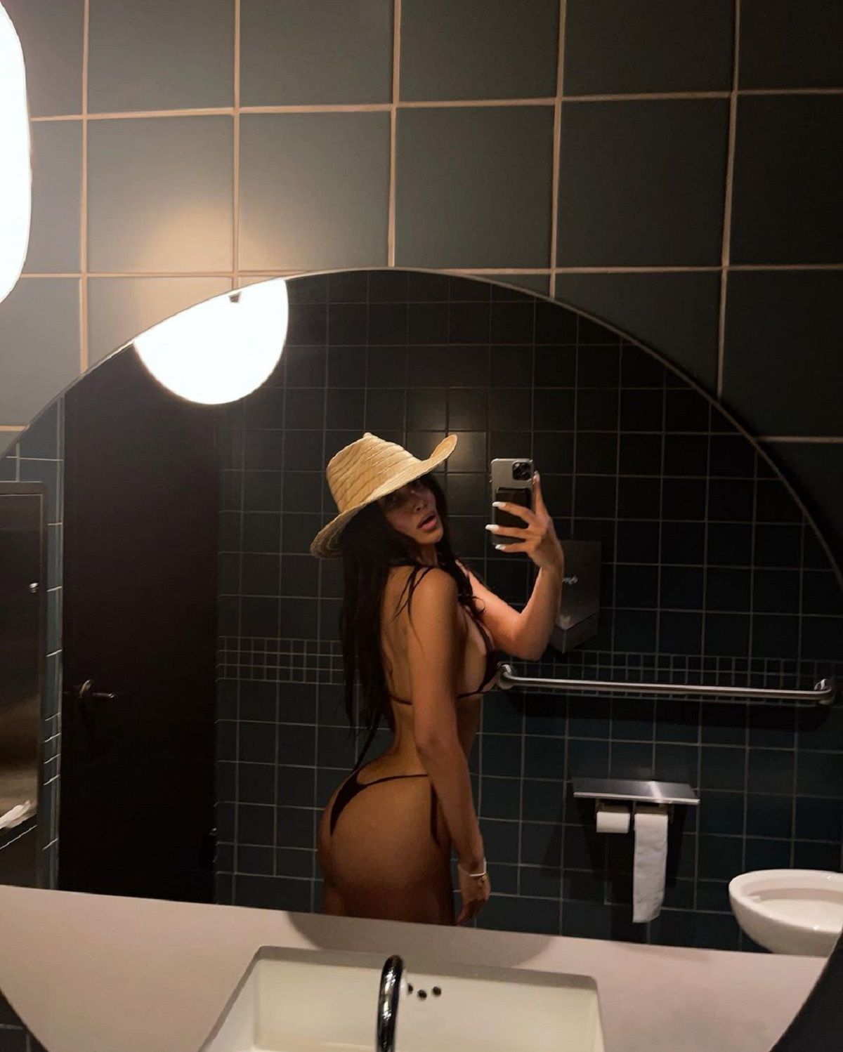 Цю сексуальну модель сплутали з Кім Кардашян через гарячі селфі (18+)