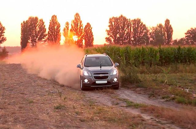 Як їхати далі, якщо асфальт закінчився: 5 хитростей для безпечного водіння ґрунтовками - фото 470448